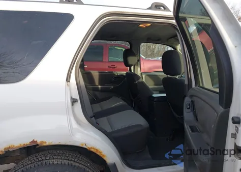 2004 Ford Escape Xlt z USA, uszkodzony, nr VIN 1FMYU93184KA72392